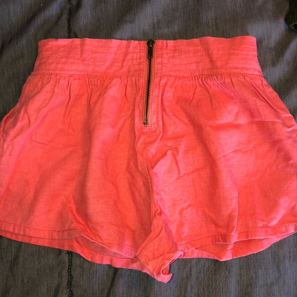 Pink flowy shorts w/ zipper and pockets - Picture 2 of 4
